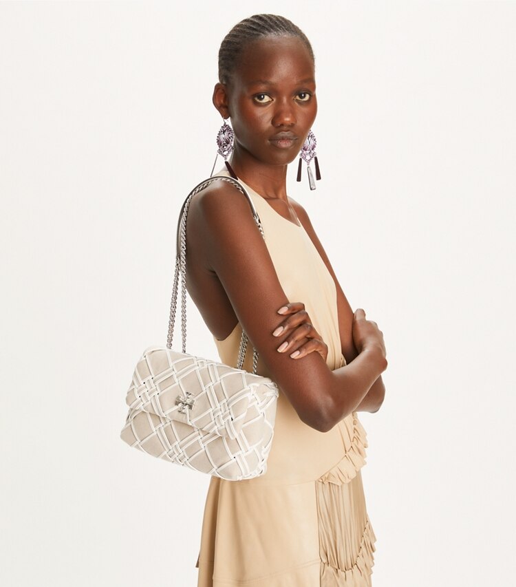 Tory Burch designer schultertaschen Kleine, wandelbare Kira Schultertasche aus gewebtem Canvas in Natural / Blanc accessory on model