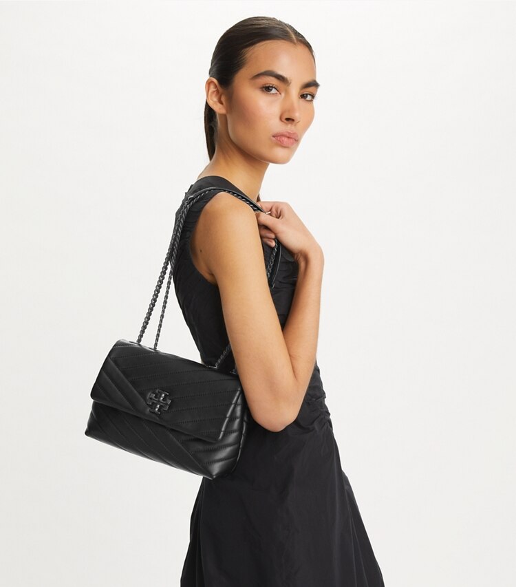 Tory Burch designer schultertaschen Kleine, wandelbare Kira Schultertasche mit Chevron-Steppung  in Black / Silver accessory on model