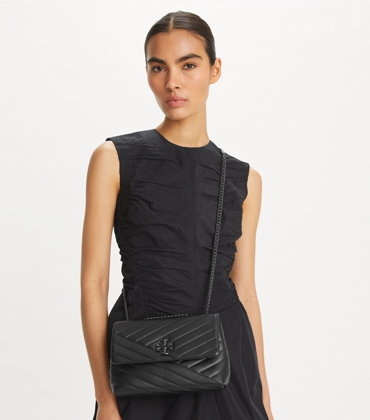 Tory Burch designer schultertaschen Kleine, wandelbare Kira Schultertasche mit Chevron-Steppung  in Black / Silver additional on model