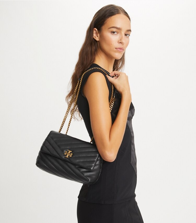 Tory Burch designer schultertaschen Kleine, wandelbare Kira Schultertasche mit Chevron-Steppung in Black accessory on model