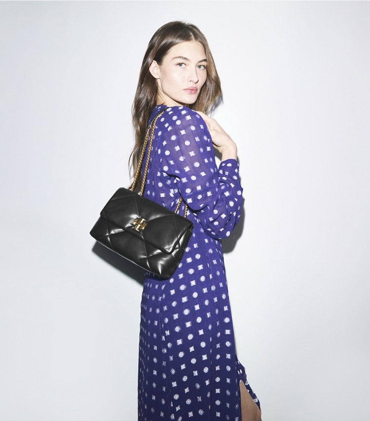 Tory Burch designer schultertaschen Kleine, wandelbare Kira Schultertasche mit Rautensteppung in Black accessory on model