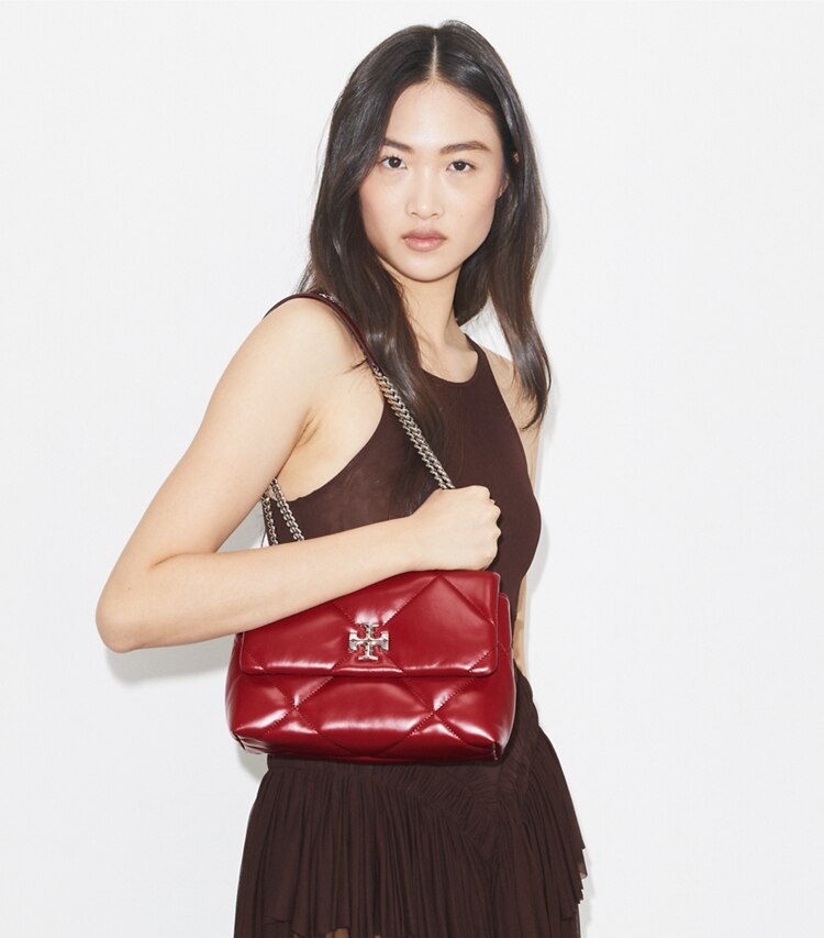 Tory Burch designer schultertaschen Kleine, wandelbare Kira Schultertasche mit Rautensteppung in Red accessory on model