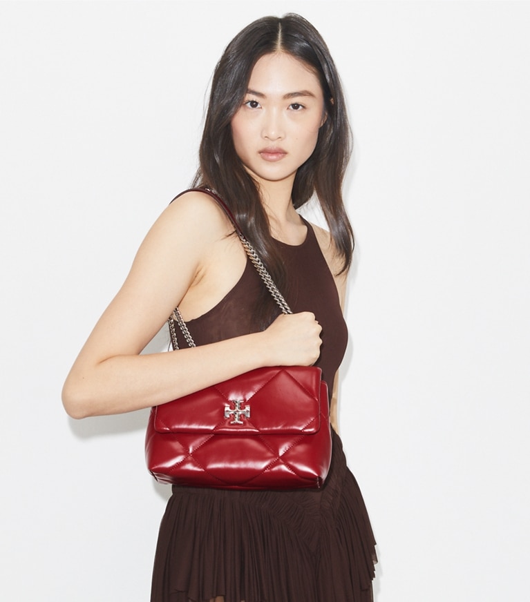 Tory Burch designer schultertaschen Kleine, wandelbare Kira Schultertasche mit Rautensteppung in Red accessory on model