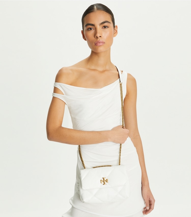 Tory Burch designer schultertaschen Kleine, wandelbare Kira Schultertasche mit Rautensteppung in Blanc additional on model