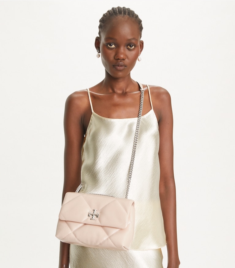 Tory Burch designer schultertaschen Kleine, wandelbare Kira Schultertasche mit Rautensteppung in Soft Pink additional on model