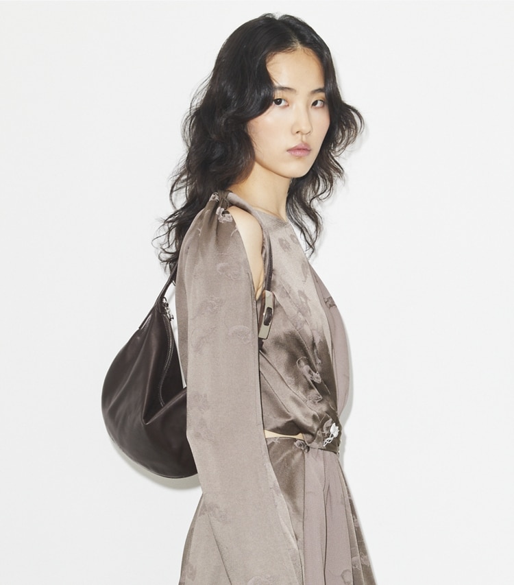 Tory Burch designer schultertaschen Kleine Balloon Bag aus Leder in Warm Mahogany accessory on model