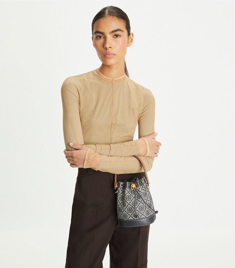 Tory Burch designer crossbody bags Kleine Beuteltasche aus Jacquard mit T-Monogramm in Tory Navy additional on model