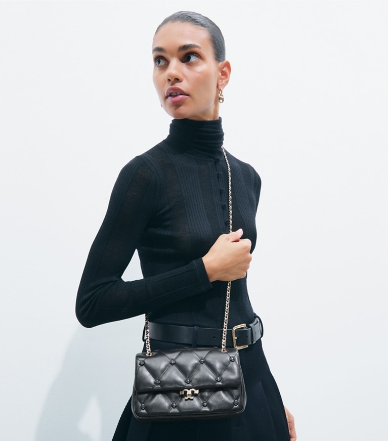 Tory Burch designer schultertaschen Kleine Bunny Knot Schultertasche in BLACK/GOLD additional on model