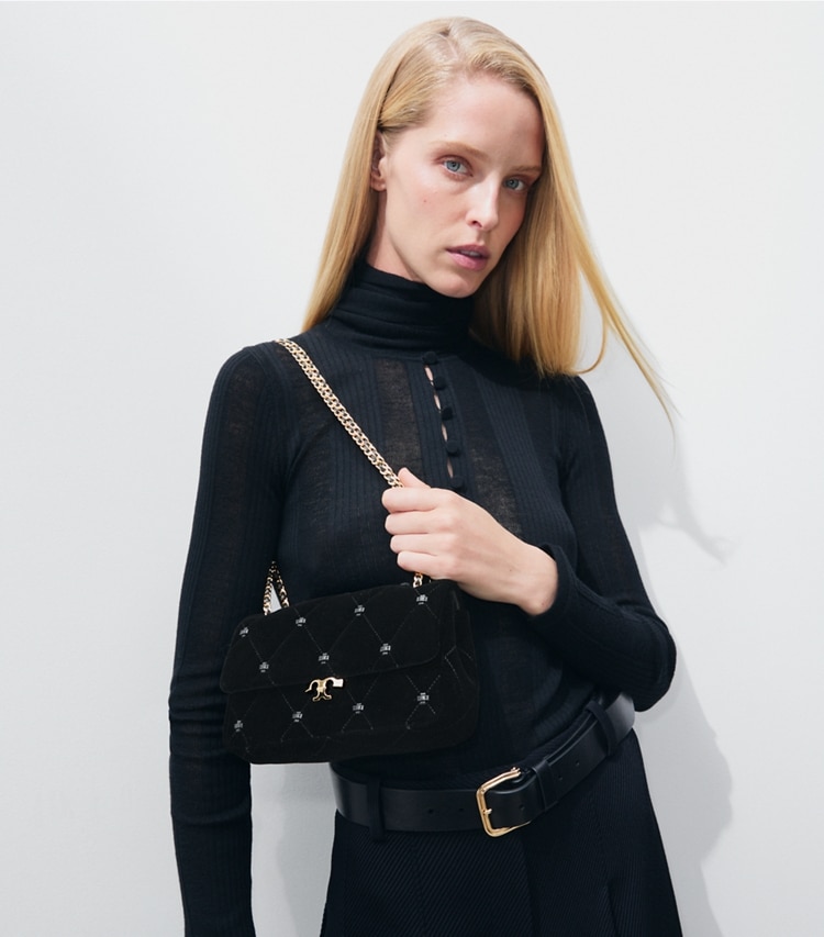 Tory Burch designer schultertaschen Kleine Bunny Knot Schultertasche aus Samt in Black accessory on model