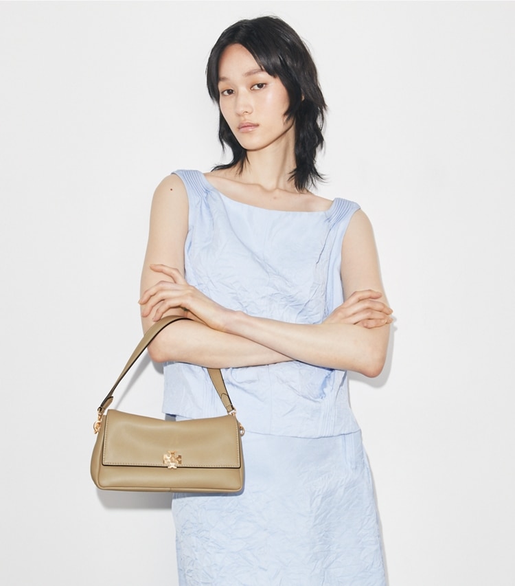 Tory Burch designer schultertaschen Kleine Charlie Schultertasche in Soft Cement additional on model