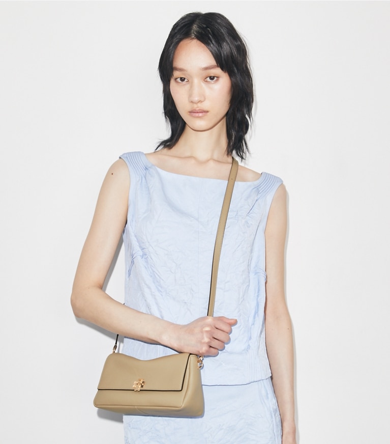 Tory Burch designer schultertaschen Kleine Charlie Schultertasche in Soft Cement additional on model