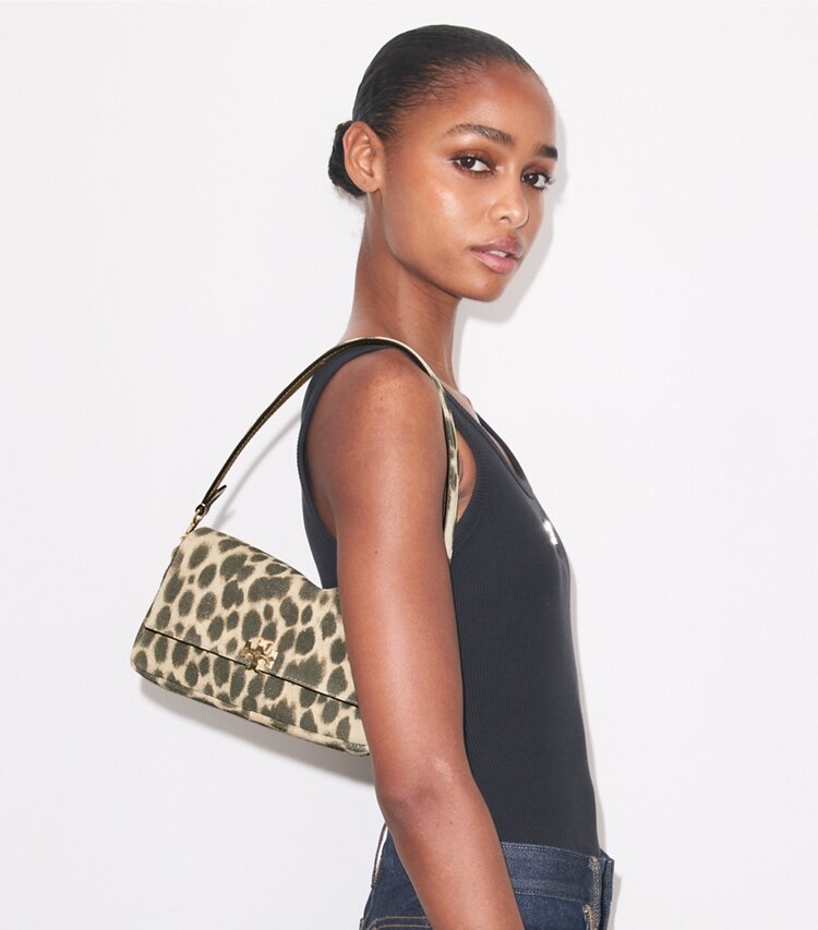 Tory Burch designer schultertaschen Kleine Charlie Schultertasche aus Wildleder in Cheetah Spots accessory on model