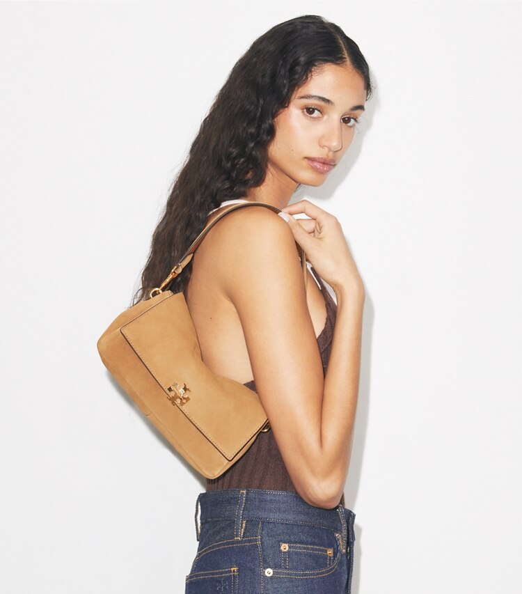 Tory Burch designer schultertaschen Kleine Charlie Schultertasche aus Wildleder in Toffee accessory on model