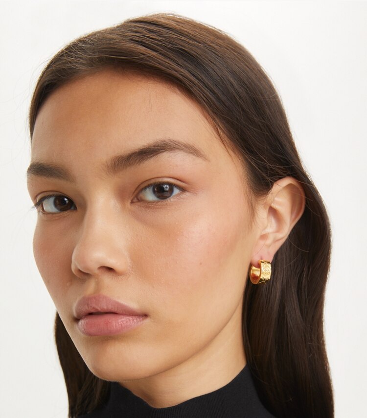 Tory Burch designer ohrringe Kleine Creole mit T-Monogramm in Tory Gold accessory on model