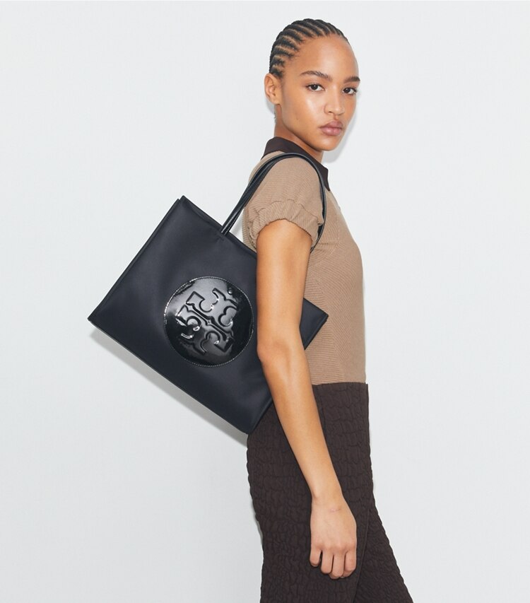 Tory Burch designer tote bags Kleine Ella Tote Bag aus Lackleder in Black accessory on model