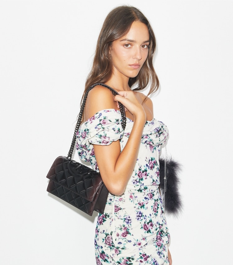 Tory Burch designer schultertaschen Kleine Fleming Schultertasche aus Lackleder in Deep Burgundy accessory on model