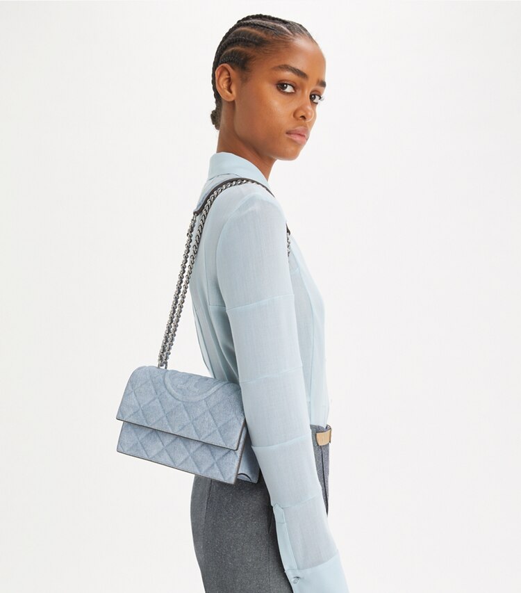Tory Burch designer schultertaschen Kleine Fleming Schultertasche aus Wildleder mit Denim-Print in Medium Wash Denim accessory on model