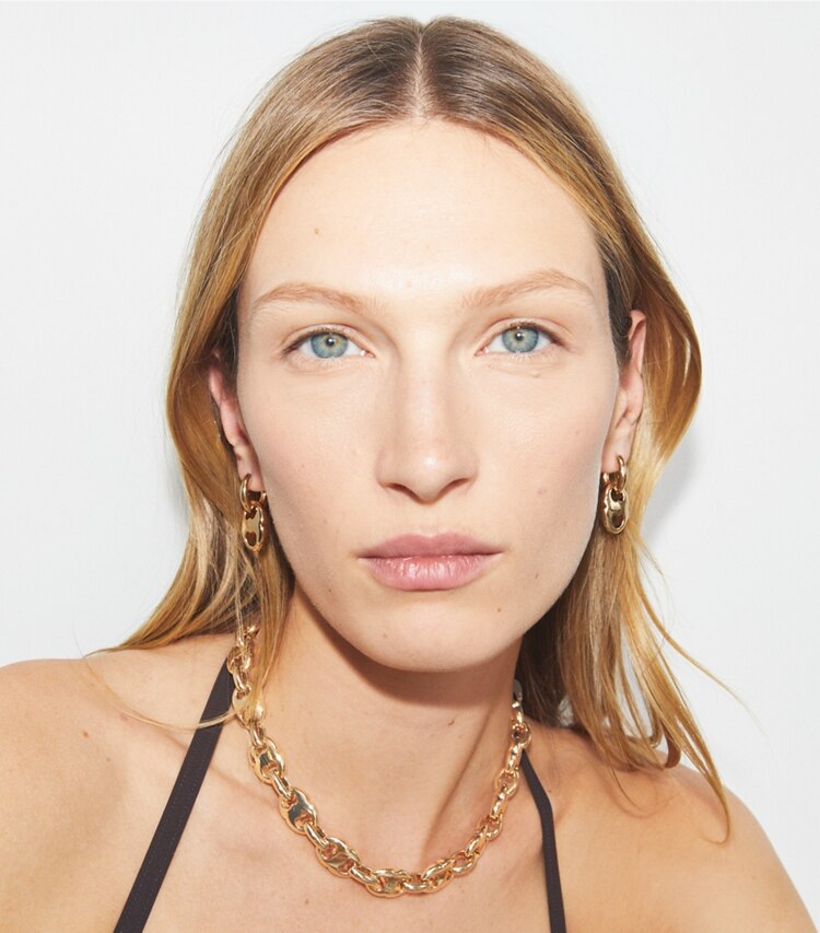 Tory Burch designer ohrringe Kleine Gemini Creolen in Light Brass accessory on model