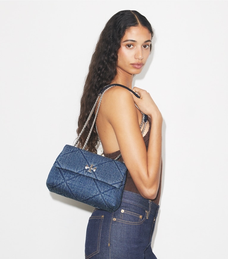 Tory Burch designer schultertaschen Kleine Kira Schultertasche aus Denim mit Rautensteppung in Blue accessory on model
