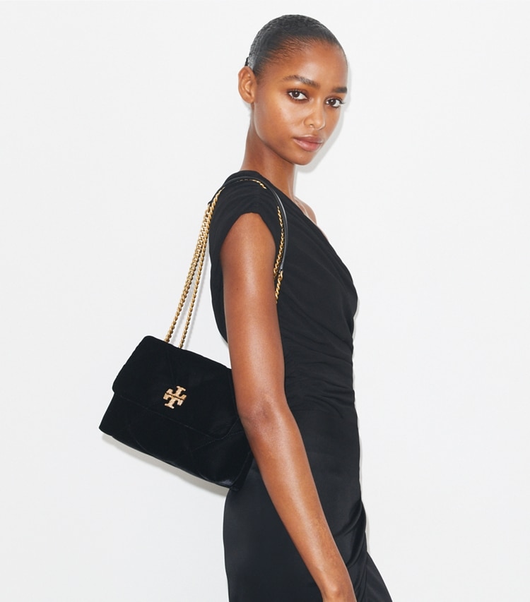 Tory Burch designer schultertaschen Kleine Kira Schultertasche aus Samt mit Rautensteppung und Pavé in Black accessory on model