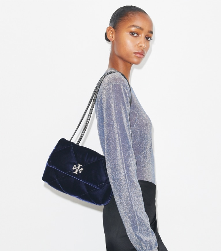 Tory Burch designer schultertaschen Kleine Kira Schultertasche aus Samt mit Rautensteppung und Pavé in PERFECT NAVY accessory on model