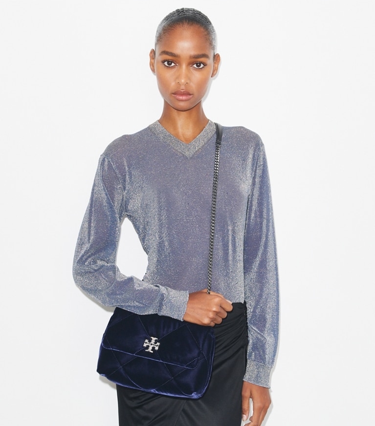 Tory Burch designer schultertaschen Kleine Kira Schultertasche aus Samt mit Rautensteppung und Pavé in PERFECT NAVY additional on model