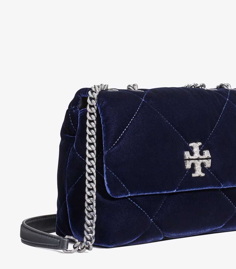Tory Burch designer schultertaschen Kleine Kira Schultertasche aus Samt mit Rautensteppung und Pavé in PERFECT NAVY detail