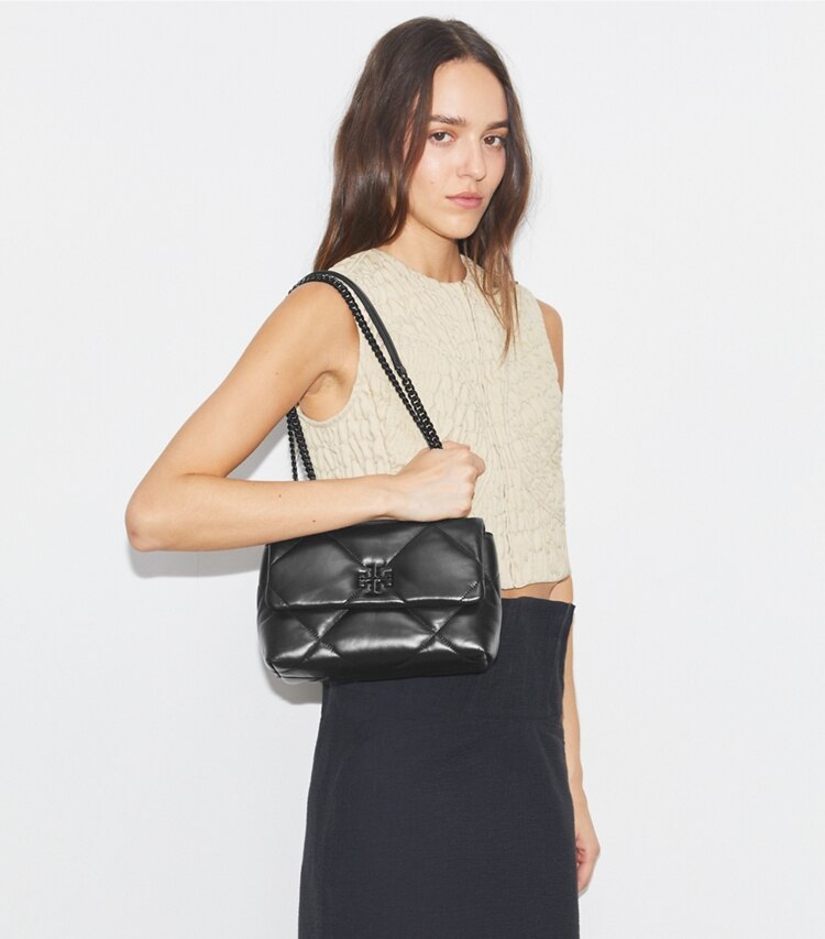 Tory Burch designer schultertaschen Kleine Kira Schultertasche mit Rautensteppung in Black accessory on model