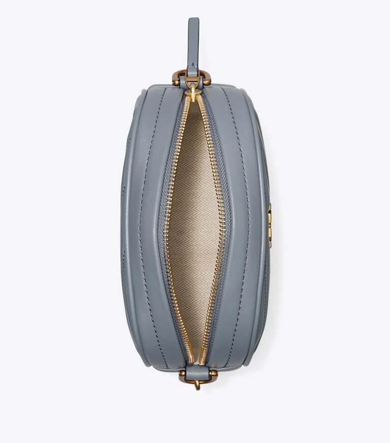 Tory Burch designer crossbody bags Kleine Kira Umhängetasche mit Chevron-Steppung in RAINWATER / Dark Gold angle