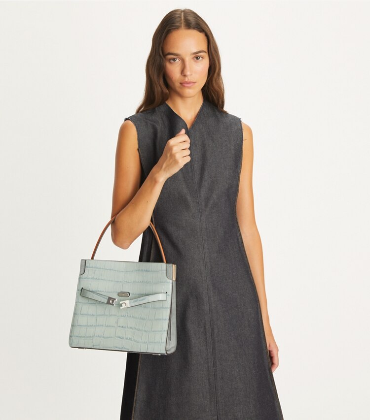 Tory Burch designer henkeltaschen Kleine Lee Radziwill Double Bag mit Krokoprägung in Blue Celadon accessory on model