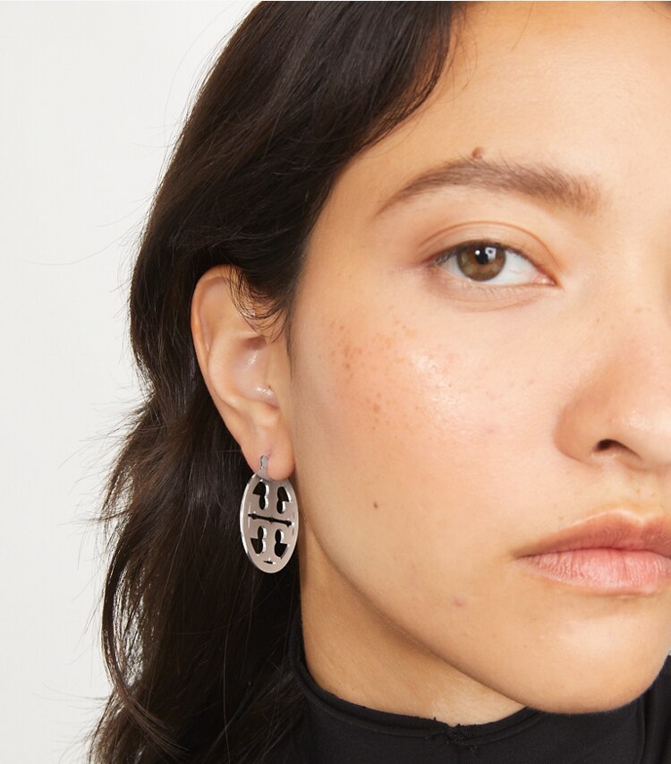 Tory Burch designer ohrringe Kleine Miller Creole in Tory Gold accessory on model