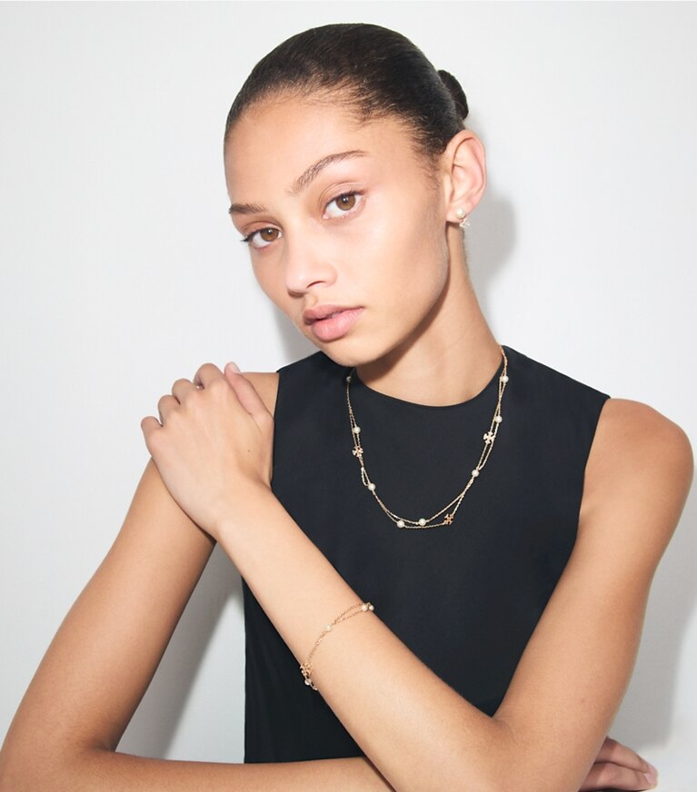 Tory Burch designer ohrringe Kleine Moondance Ohrstecker in Tory Gold / Cleam accessory on model