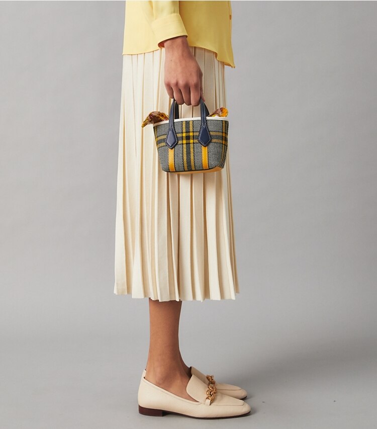 Tory Burch designer kleine taschen Kleine Perry Tote Bag mit Karomuster in Multi accessory on model