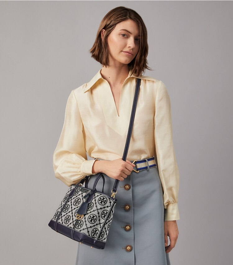 Tory Burch designer tote bags Kleine Perry Tote Bag mit T-Monogramm und drei Fächern in Tory Navy accessory on model