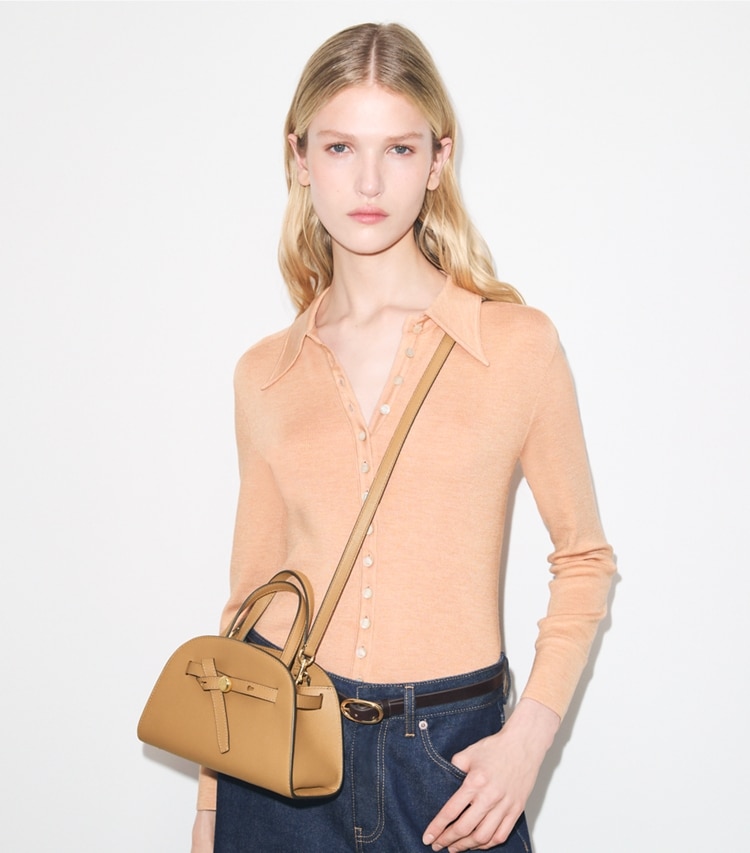 Tory Burch designer crossbody bags Kleine Romy Bauletto in Tiramisu accessory on model