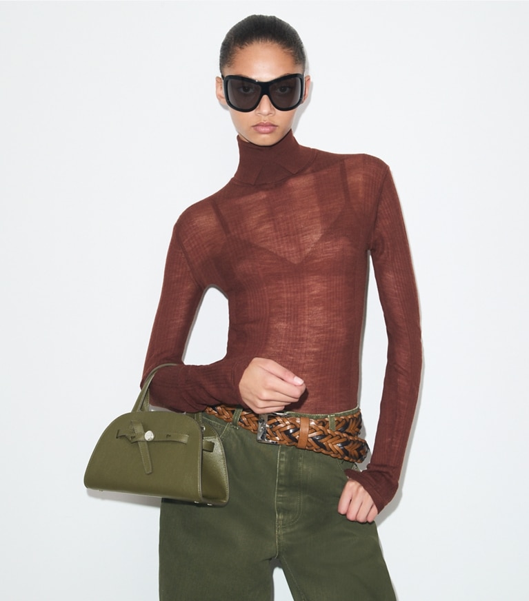 Tory Burch designer crossbody bags Kleine Romy Bauletto in Dark Olive accessory on model