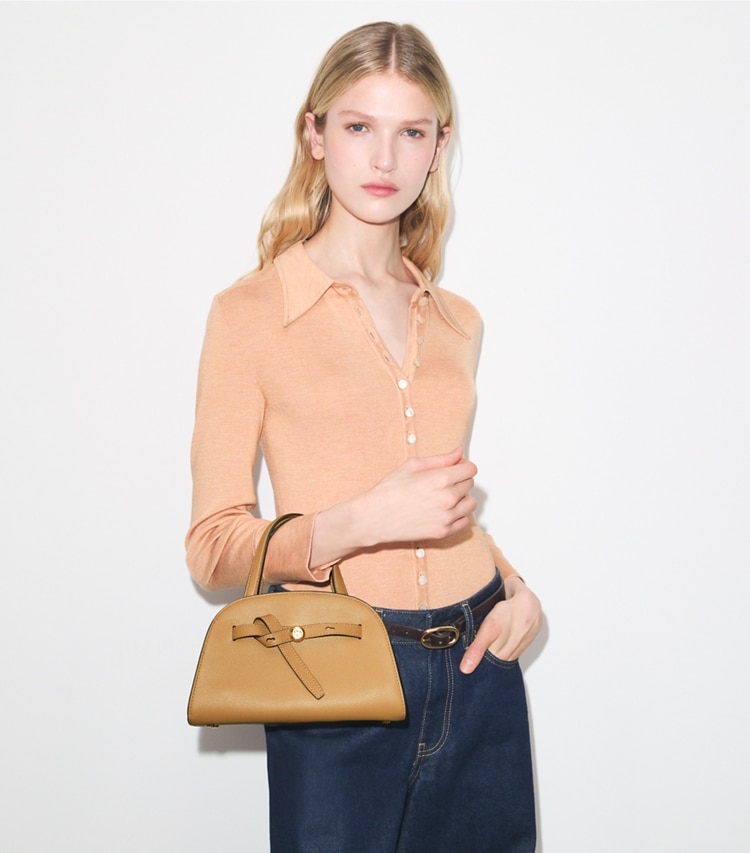 Tory Burch designer crossbody bags Kleine Romy Bauletto in Tiramisu additional on model