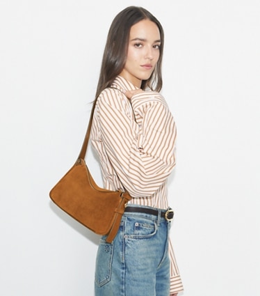 Tory Burch designer schultertaschen Kleine Romy Schultertasche aus Wildleder in Caramel accessory on model