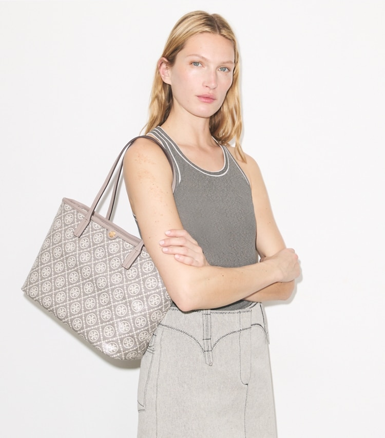 Tory Burch designer tote bags Kleine Tote Bag aus beschichtetem Jacquard mit T-Monogramm und Reißverschluss in Charcoal accessory on model
