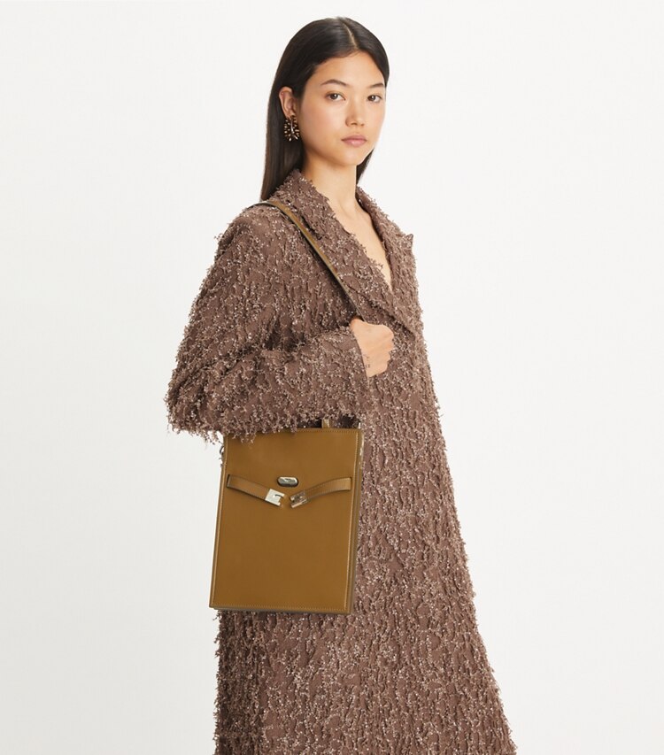 Tory Burch designer schultertaschen Kleiner Lee Radziwill Shopper in Soft Acorn accessory on model