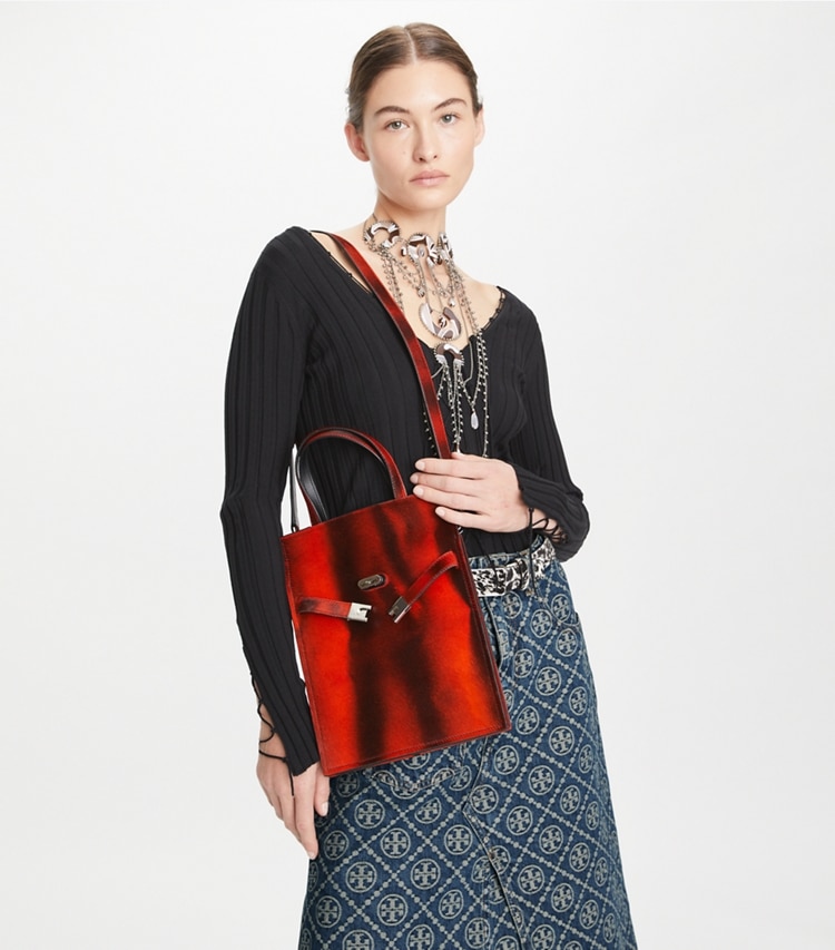 Tory Burch designer schultertaschen Kleiner Lee Radziwill Shopper aus Kalbshaar in Bird Of Paradise Multi accessory on model