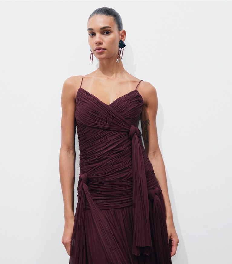 Tory Burch designer dresses Knotted Viscose Dress in Mahogany on model detail