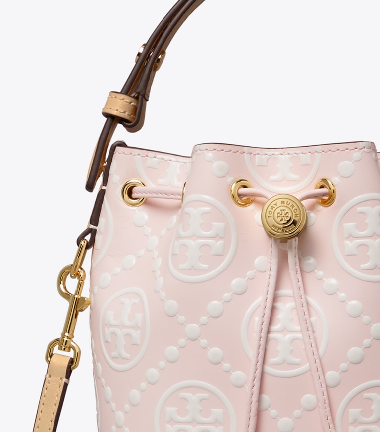 Tory Burch designer crossbody bags Kontrastierend geprägte Mini Bucket Bag mit T-Monogramm in Powder Pink angle