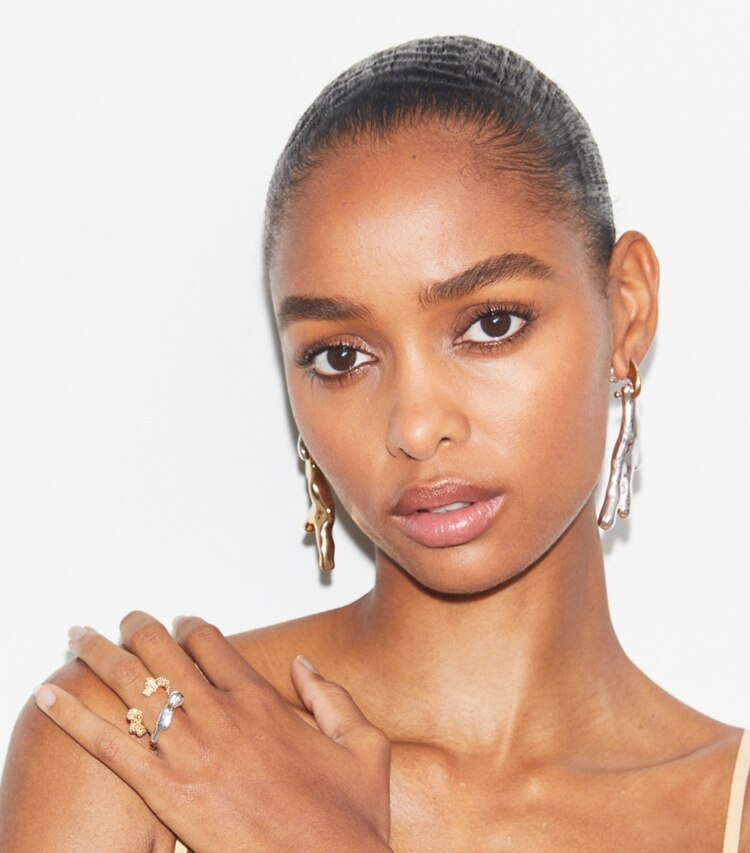 Tory Burch designer ringe Korallen-Ringset in Light Silver / Light Amber accessory on model