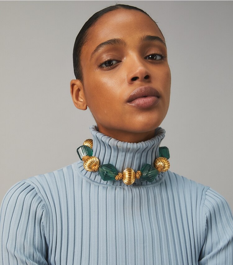 Tory Burch designer halsketten Kurze Roxanne Statement-Halskette in Rolled Brass / Azure Green accessory on model