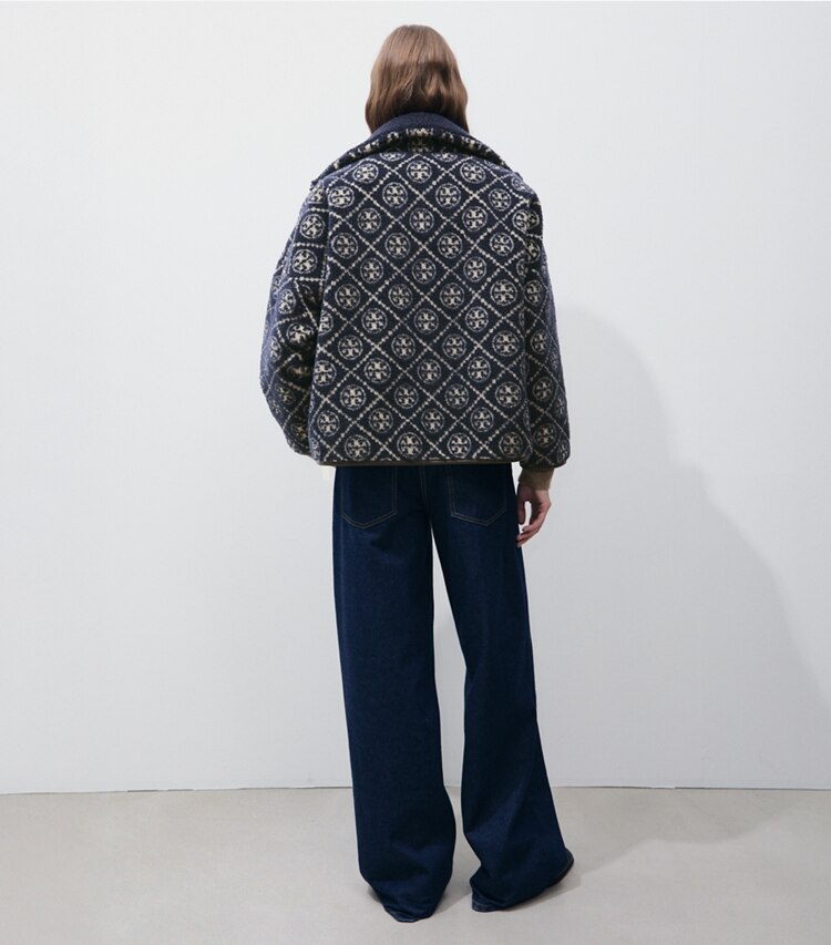 Tory Burch designer manteaux La veste en molleton à motif T Monogram dans Medium Navy sur modèle, de dos