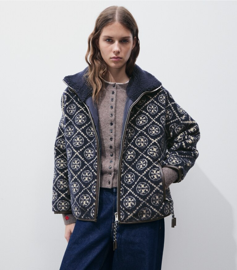 Tory Burch designer manteaux La veste en molleton à motif T Monogram dans Medium Navy détail sur modèle