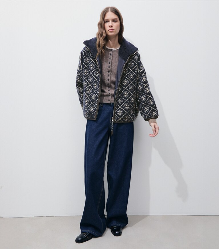 Tory Burch designer manteaux La veste en molleton à motif T Monogram dans Medium Navy sur modèle, de face