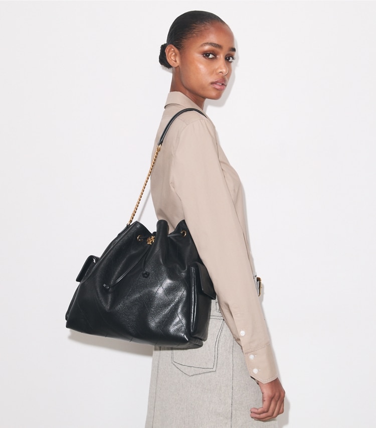 Tory Burch designer ショルダーバッグ Large Charlie Quilted Drawstring Shoulder Bag in Black accessory on model