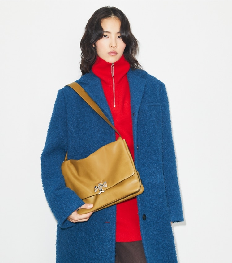 Tory Burch designer ショルダーバッグ チャーリー ラージ ショルダーバッグ in WREN BROWN accessory on model